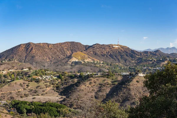 Vista del cartel de Hollywood desde Hollywood Hills. Cálido día soleado. Hermosas nubes en el cielo azul Imágenes de stock libres de derechos