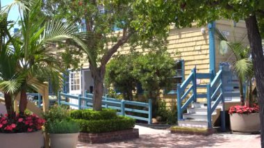 Marina del Rey, Los Angeles, Kaliforniya, ABD-26 Temmuz 2019. Restoran ve dükkandan Marina del Rey güzel görünümü. Çerçeve içinde parlak tropikal çiçekler bir sürü. Renkli evler iskele süslüyor.