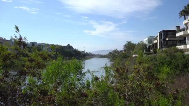 Marina del Rey lagünün güzel manzarası. Okyanus suyu yla kanal. Kıyının her iki tarafında ki özel evler. Los Angeles Kaliforniya'da Sıcak Güneşli Gün.