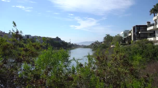 Hermosa vista de la laguna Marina del Rey. Canal con agua del océano. Casas privadas a ambos lados de la orilla. Cálido día soleado en Los Ángeles California . — Vídeo de stock