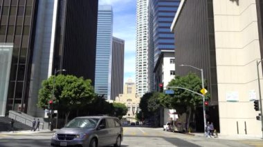 Dtla Los Angeles, Kaliforniya, Abd - 26 Temmuz 2019. Los Angeles şehir merkezindeki gökdelenlerin mavi gökyüzüne karşı görünümü.