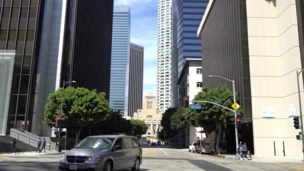 DTLA Los Angeles, California, USA - 26 luglio 2019. Vista dei grattacieli nel centro di Los Angeles contro il cielo blu . — Video Stock