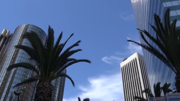 Dtla Los Angeles, Kalifornia, USA-július 26, 2019. Kilátás a felhőkarcolók a belvárosban Los Angeles a kék ég. — Stock videók