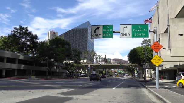 DTLA Los Angeles, Califórnia, EUA - 26 de julho de 2019. Vista de arranha-céus no centro de Los Angeles contra o céu azul . — Vídeo de Stock