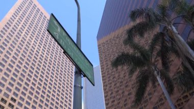 Dtla Los Angeles, Kaliforniya, Abd - 26 Temmuz 2019. Los Angeles şehir merkezindeki gökdelenlerin mavi gökyüzüne karşı görünümü.