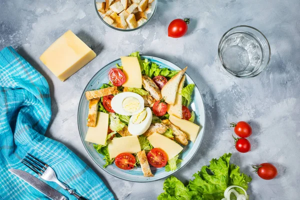 Frisse Caesar Salade Plaat Betonnen Tafel Bovenaanzicht — Stockfoto