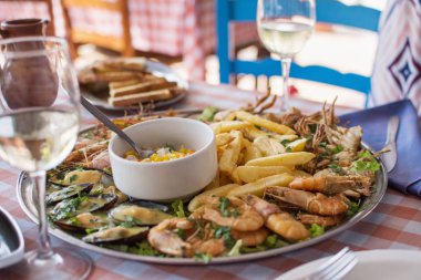 kızarmış deniz ürünleri - yengeç, karides, midye ile kızarmış patates ve pilav.