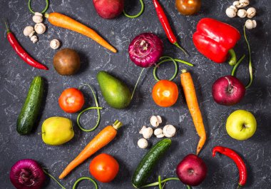 Vintage arka planda, üstten görünüm sağlıklı yemek için taze malzemelerle çiğ organik sebze. Vegan veya diyet gıda kavramı