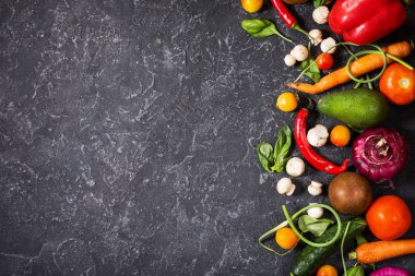 Vintage arka planda, üstten görünüm sağlıklı yemek için taze malzemelerle çiğ organik sebze. Vegan veya diyet gıda kavramı. Kopya alanı