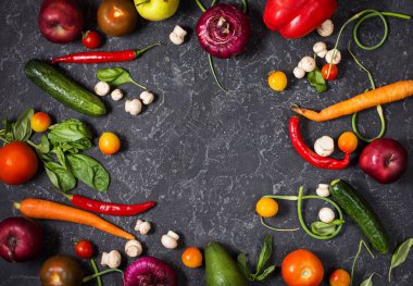 Vintage arka planda, üstten görünüm sağlıklı yemek için taze malzemelerle çiğ organik sebze. Vegan veya diyet gıda kavramı. Kopya alanı