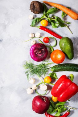 Ham organik sebze taze malzemelerle sağlıklı pişirme beton zemin üzerine, en iyi görünüm için. Vegan veya diyet gıda kavramı. Kopya alanı