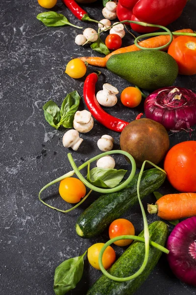 Antika arka plan üzerinde sağlıklı yemek için taze malzemelerle çiğ organik sebze. Vegan veya diyet gıda kavramı