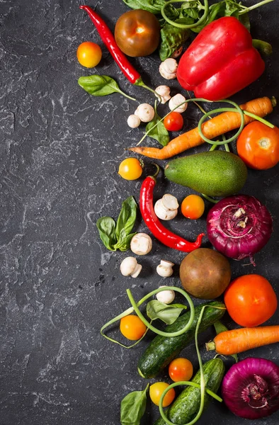 Vintage arka planda, üstten görünüm sağlıklı yemek için taze malzemelerle çiğ organik sebze. Vegan veya diyet gıda kavramı