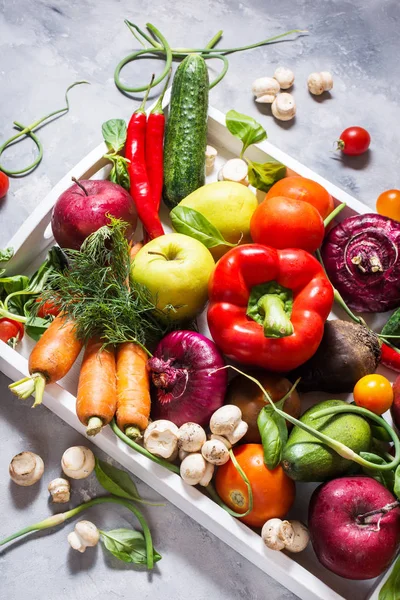 Råa Ekologiska Grönsaker Med Färska Ingredienser För Hälsosamt Matlagning Vita — Stockfoto