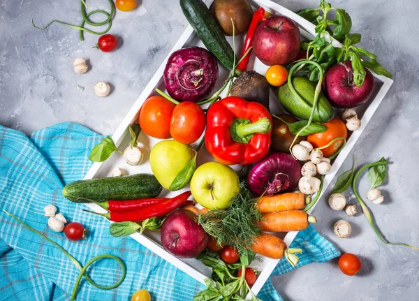 Сирі Органічні Овочі Свіжими Інгредієнтами Здорового Приготування Білому Лотку Бетонному — стокове фото