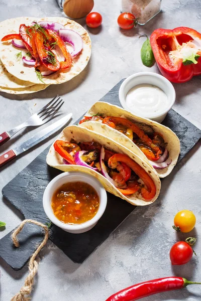 Frescos Deliciosos Tacos Mexicanos Ingredientes Alimentarios Sobre Fondo Concreto — Foto de Stock