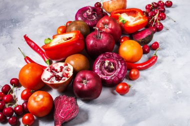 Beton zemin üzerine sağlıklı yemek için taze malzemelerle çiğ kırmızı organik sebze. Vegan veya diyet gıda kavramı