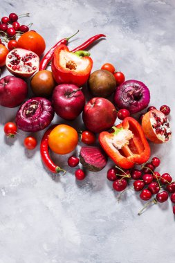 Beton zemin üzerine, üstten görünüm sağlıklı yemek için taze malzemelerle çiğ kırmızı organik sebze. Vegan veya diyet gıda kavramı. Kopya alanı