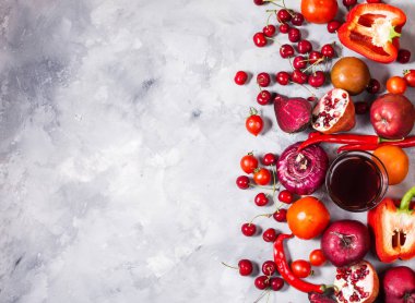 Beton zemin üzerine, üstten görünüm sağlıklı yemek için taze malzemelerle çiğ kırmızı organik sebze. Vegan veya diyet gıda kavramı. Kopya alanı