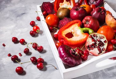 Çiğ kırmızı organik sebze taze malzemelerle sağlıklı beton zemin üzerine beyaz tepsi içinde yemek pişirmek için