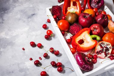 Çiğ kırmızı organik sebze taze malzemelerle sağlıklı beton zemin üzerine beyaz tepsi içinde yemek pişirmek için.