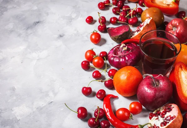 Beton zemin üzerine sağlıklı yemek için taze malzemelerle çiğ kırmızı organik sebze. Vegan veya diyet gıda kavramı. Kopya alanı