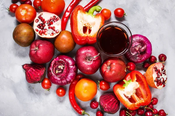 Beton zemin üzerine, üstten görünüm sağlıklı yemek için taze malzemelerle çiğ kırmızı organik sebze. Vegan veya diyet gıda kavramı