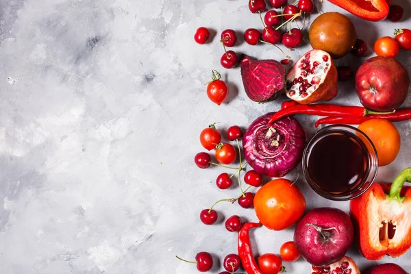 Beton zemin üzerine, üstten görünüm sağlıklı yemek için taze malzemelerle çiğ kırmızı organik sebze. Vegan veya diyet gıda kavramı. Kopya alanı