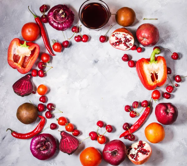 Beton zemin üzerine, üstten görünüm sağlıklı yemek için taze malzemelerle çiğ kırmızı organik sebze. Vegan veya diyet gıda kavramı. Kopya alanı