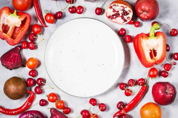 Sağlıklı pişirme plaka, en iyi görünüm için taze malzemelerle çiğ kırmızı organik sebze. Vegan veya diyet gıda kavramı. Kopya alanı