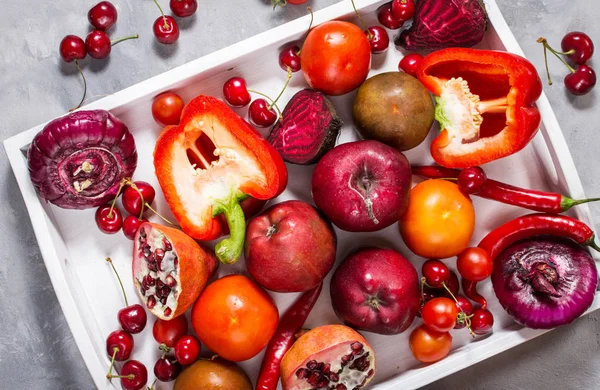 Röd Ekologisk Råkost Med Färska Ingredienser För Hälsosamt Matlagning Vita — Stockfoto