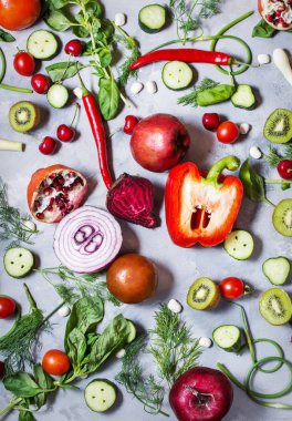 Düz yatıyordu taze sebze, meyveler ve otlar beton zemin üzerine. Üstten görünüm