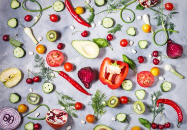 Düz yatıyordu taze sebze, meyveler ve otlar beton zemin üzerine. Üstten görünüm