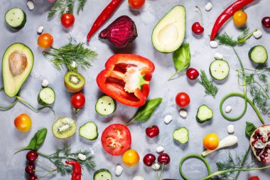 Düz yatıyordu taze sebze, meyveler ve otlar beton zemin üzerine. Üstten görünüm