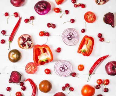 Düz yatıyordu taze sebze, meyve ve çilek Beyaz ahşap zemin üzerinde. Üstten görünüm