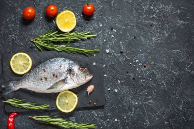 Karanlık taş zemin üzerine limonlu çiğ taze dorado. En iyi görünüm ve kopya alanı