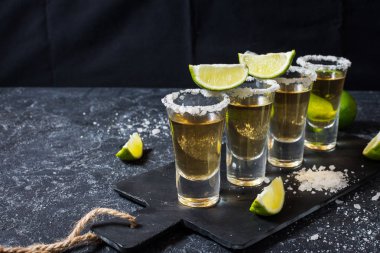 Limon ve tuz siyah taş zemin üzerine altın Meksika tekila