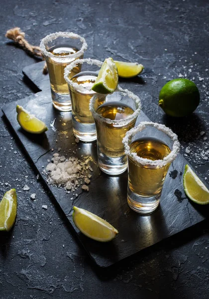 Tequila Ouro Mexicano Com Limão Sal Sobre Fundo Pedra Preta — Fotografia de Stock