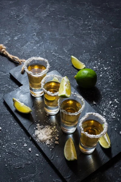 Tequila Ouro Mexicano Com Limão Sal Sobre Fundo Pedra Preta — Fotografia de Stock