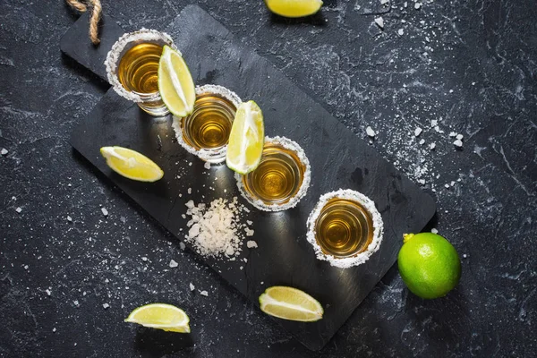 Tequila Ouro Mexicano Com Limão Sal Sobre Fundo Pedra Preta — Fotografia de Stock