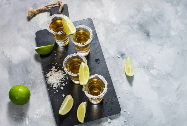 Tequila Ouro Mexicano Com Limão Sal Sobre Fundo Pedra Preta — Fotografia de Stock