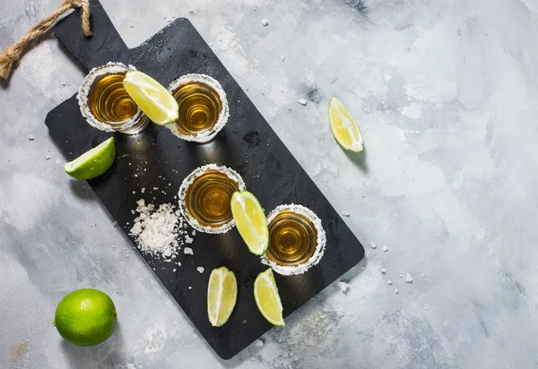 Tequila Ouro Mexicano Com Limão Sal Sobre Fundo Pedra Preta — Fotografia de Stock