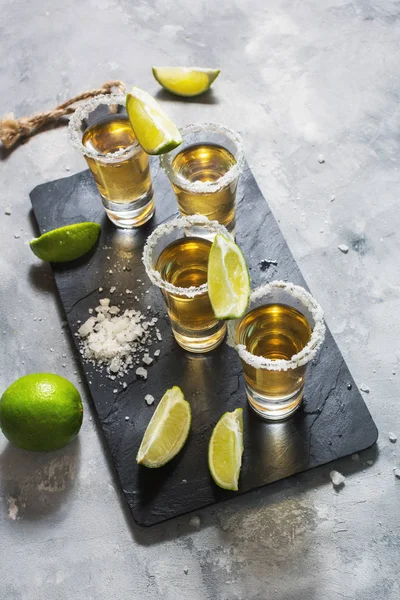 Tequila Ouro Mexicano Com Limão Sal Sobre Fundo Pedra Preta — Fotografia de Stock