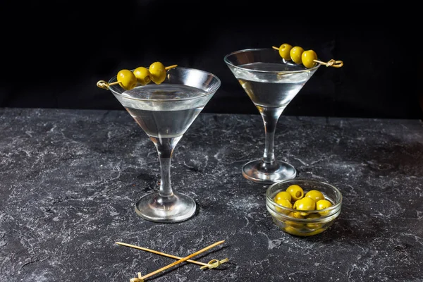 Coquetel Martini Com Azeitonas Verdes Sobre Fundo Mesa Pedra — Fotografia de Stock