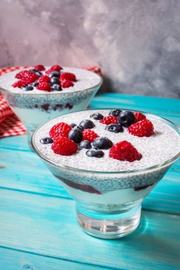 Taze meyveleri ve reçel ile Chia puding. Superfoods kavramı.