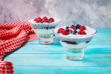 Taze meyveleri ve reçel ile Chia puding. Superfoods kavramı.