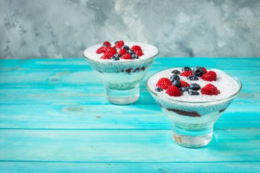 Taze meyveleri ve reçel ile Chia puding. Superfoods kavramı.
