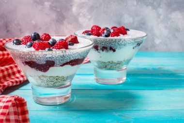 Taze meyveleri ve reçel ile Chia puding. Superfoods kavramı.