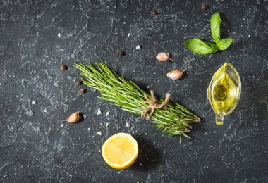 Rosemary, limon biber ve sarımsak karanlık taş masada. Malzemeler. Kopya alanı ile üstten görünüm.