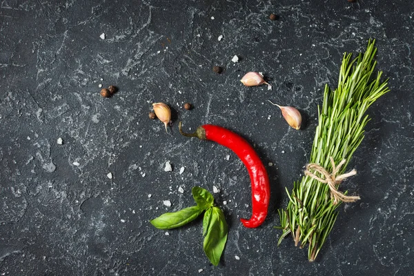 Rozmarin Ardei Iute Porumb Piper Usturoi Masa Piatră Întunecată Ingrediente — Fotografie, imagine de stoc